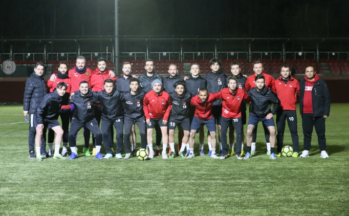 Deprem enkaz�ndan kurtulan karde�ler, ye�il sahada omuz omuza!