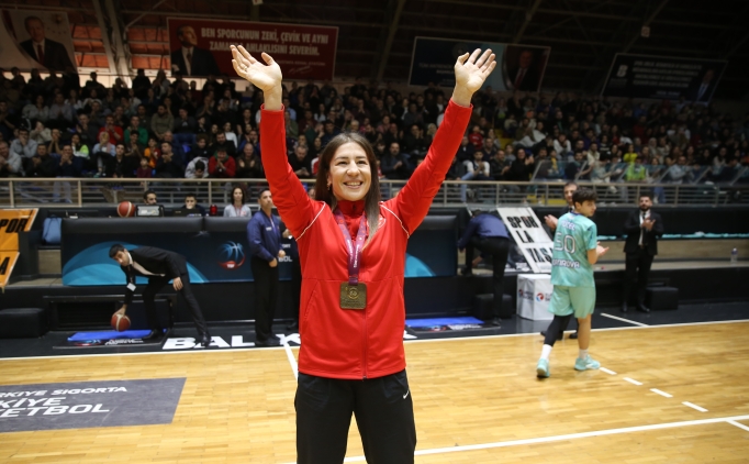 Şampiyon güreşçi Yasemin Adar Yiğit yurda döndü