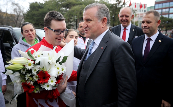 Osman A�k�n Bak: 'T�rkiye �u anda d�nyada spor tesisleri devrimini yapan bir �lke'