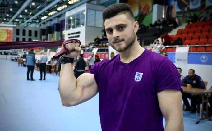 D�nya �ampiyonu Burak Deniz, bilek g�re�inde yeni madalyalar pe�inde!