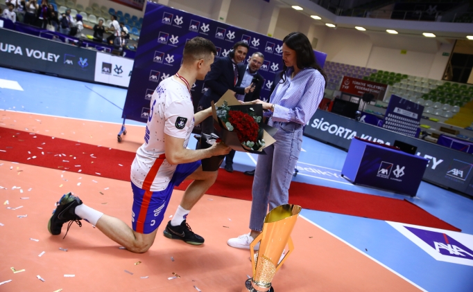 Erkekler Kupa Voley finalinin ardından sürpriz evlilik teklifi