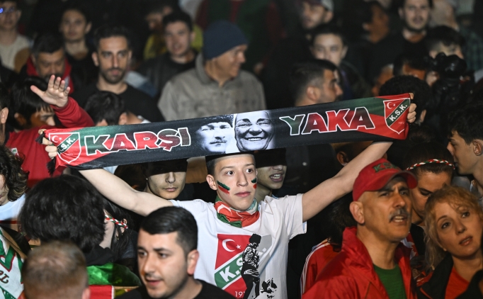 �zmir'de taraftarlar Kar��yaka Stad� i�in miting yapt�
