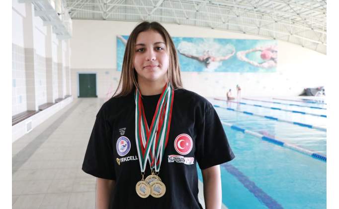 �ampiyon y�z�c� Dila Gen�ay, yeni dereceler i�in kula� at�yor