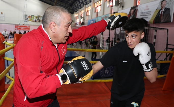 Kendisini denemek i�in ba�lad��� boksta Avrupa �ampiyonas�'na haz�rlan�yor