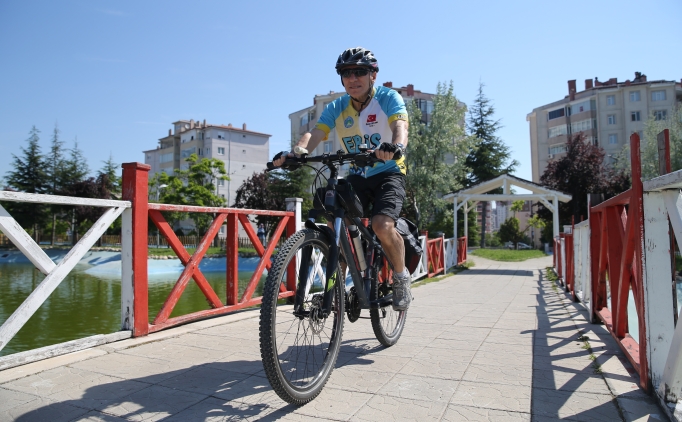 Bisiklet turunda kalp krizi ge�iren �zcan Ceylan sa�l���na pedal �evirerek kavu�tu