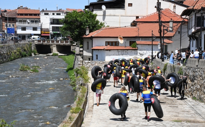 Kosova'da adrenalin tutkunlar kamyon ve traktr ambrelleri ile rafting yapt