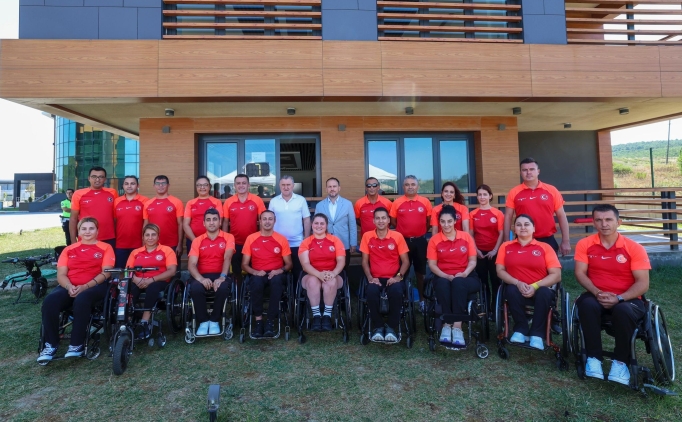 Bakan Bak, Para Ok�uluk Milli Tak�m�'n�n kamp�n� ziyaret etti