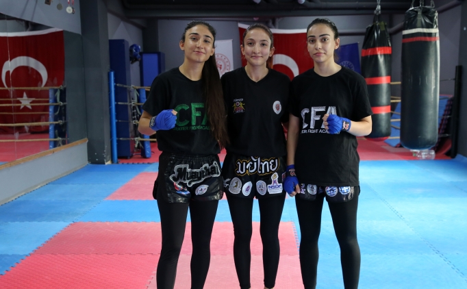 Milli kick boks�u 3 k�z karde�, yeni ba�ar�lar i�in ter d�kecek