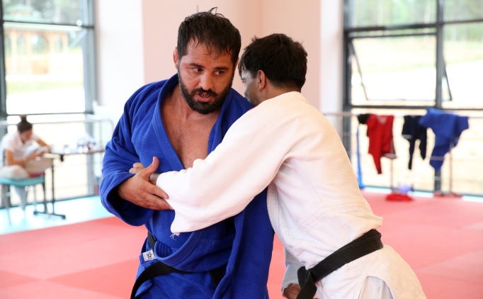 Milli para judocu �brahim B�l�kba�� alt�n madalya pe�inde