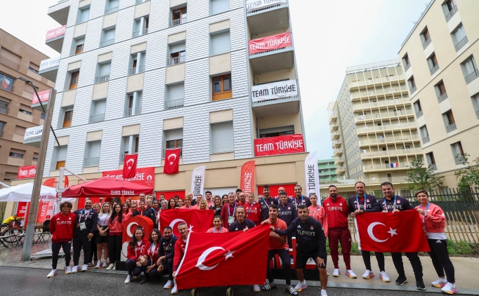  Gen�lik ve Spor Bakan� Osman A�k�n Bak, 30 A�ustos Zafer Bayram�'n� kutlad�.