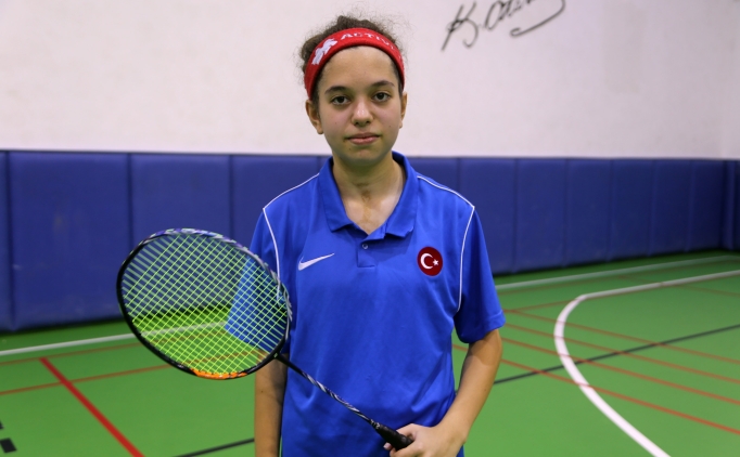 Para badmintoncu Tu��e �elik, �spanya'da alt�n madalya kazand�