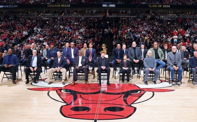 Chicago Bulls, ilk Ring of Honor trenini dzenledi