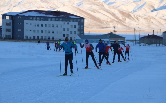 Erzurum'da yeterli kar olmad iin milli sporcular almalarn Yksekova'da srdryor