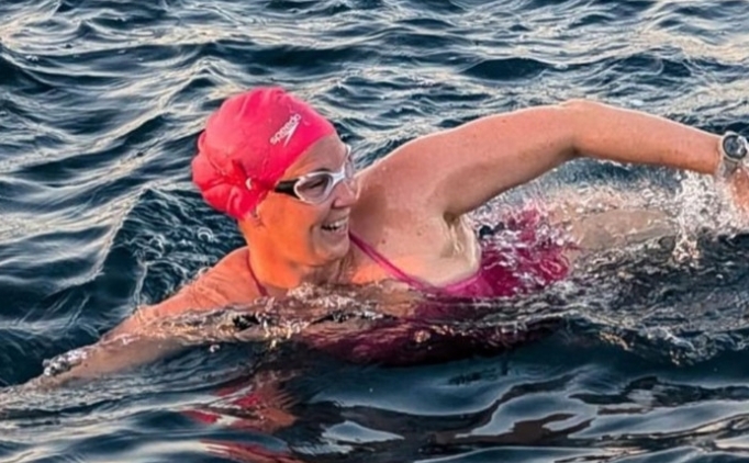 Ultra maraton y�z�c�s� Eva Buzo, �talya'dan Arnavutluk'a 34 saatte y�zd�