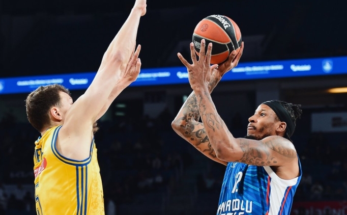 Anadolu Efes, play-in umutlar�n� korudu