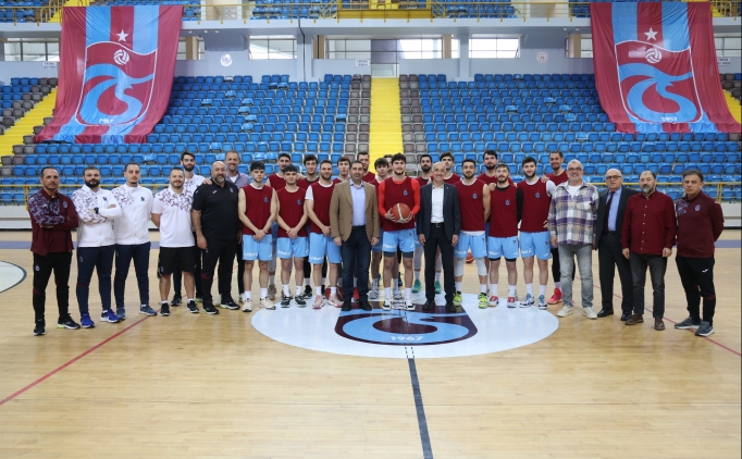 Trabzonsporlu yneticiler basketbol takmn ziyaret etti