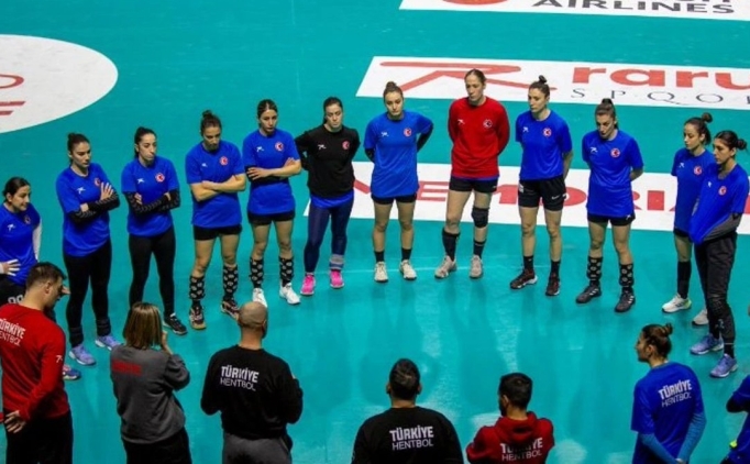 A Milli Kad�n Hentbol Tak�m�'n�n kamp kadrosu a��kland�