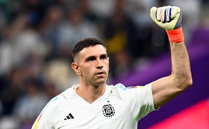 Aston Villa'da Emiliano Martinez ile imza