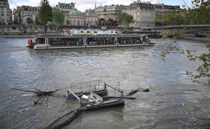 Paris'te koli basili skandal!