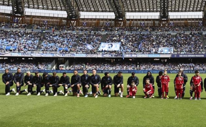 Napoli, diz kerek rkl protesto etti