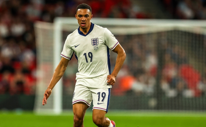 Trent Alexander Arnold, ortaya geçiyor