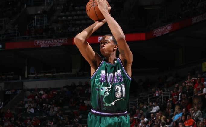 Eski Bucks pivotu John Henson emekli oldu 