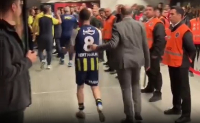 Mert Hakan Yanda� ve Yunus Akg�n, koridorda tart��t�!