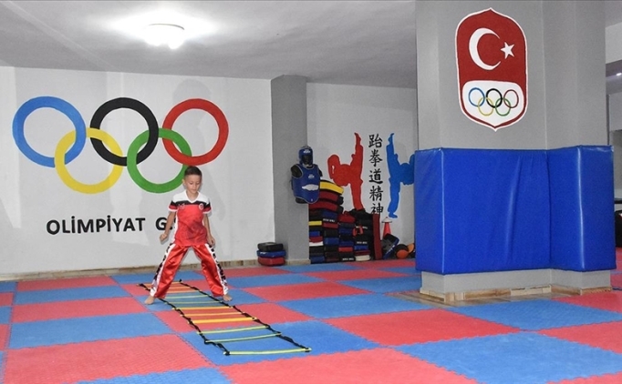 Minik kick boksu 6 yandaki Ahmet Batur'dan 1 ylda 3 madalya