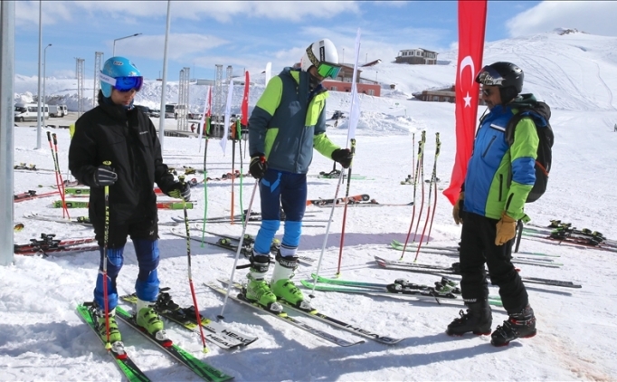 Babalarnn antrenrlk yapt ikiz kayaklarn hedefi milli forma