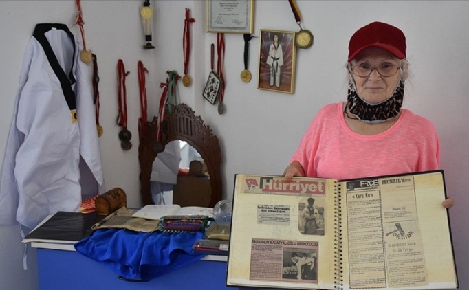 Milli tekvandocunun madalyalar� ve e�yalar� 33 y�ld�r evinde korunuyor