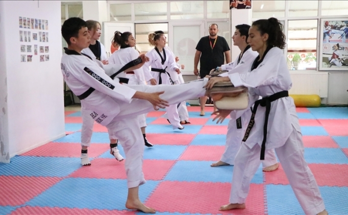 Milli tak�m tekvando antren�r� baba ve 2 o�lu, yeni y�ld�zlar yeti�tiriyor