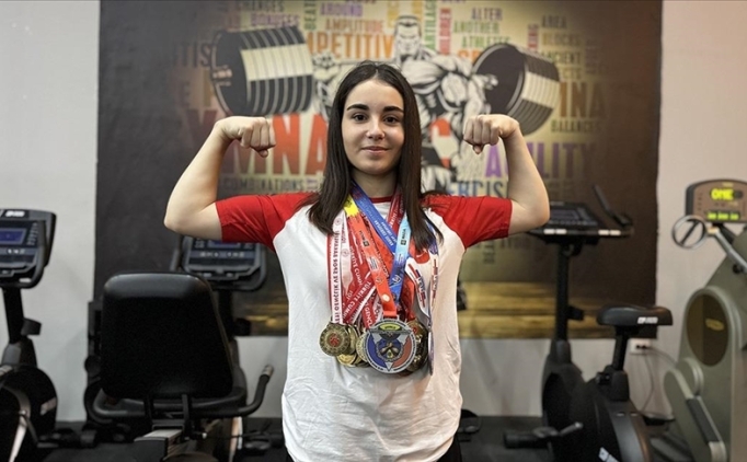 Bilek güreşinde dünya ikincisi olan Yağmur Üstün, çok çalışıp şampiyon olmak istiyor