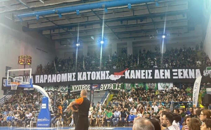 Panathinaikos taraftarlarndan skandal pankart!