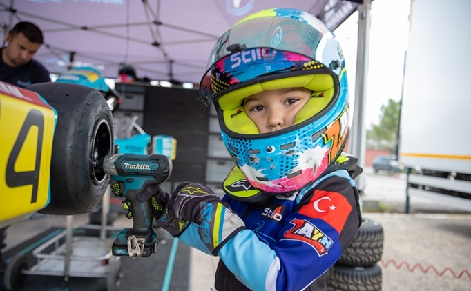 5 yaşındaki Zayn Sofuoğlu, İngiltere'deki karting yarışlarında podyuma çıktı