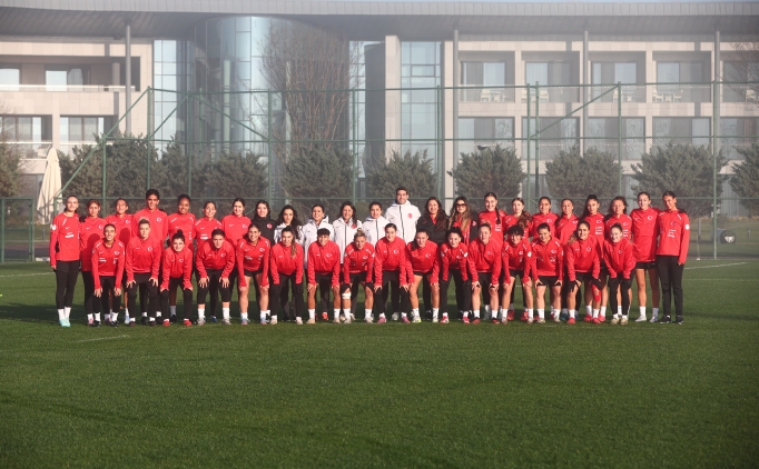 23 Ya� Alt� Kad�n Milli Futbol Tak�m�'n�n haz�rl�k kamp� ba�lad�