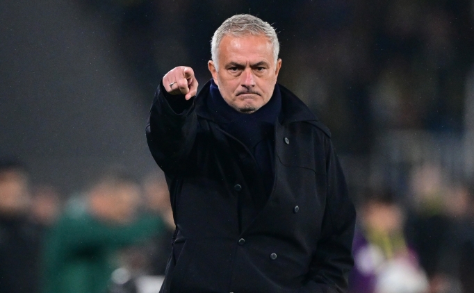 Fenerbahçe tribünlerinden Mourinho'ya destek!
