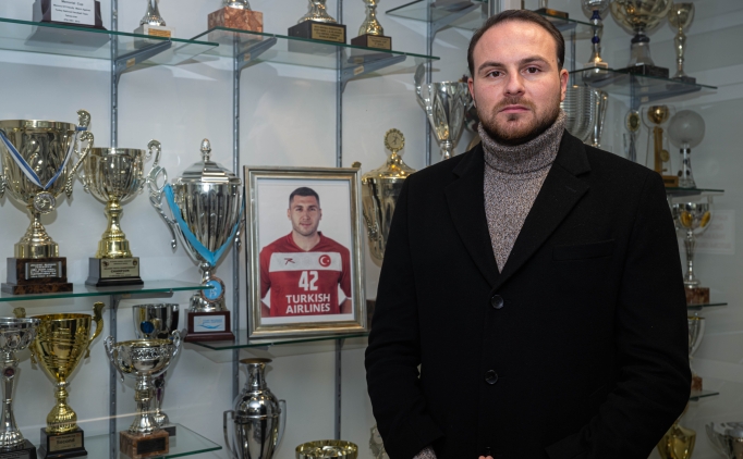 Hentbol camiası, depremde hayatını kaybeden Cemal Kütahya'yı unutmuyor