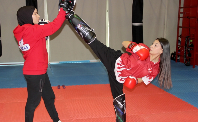 A�abeyiyle kick boksa ba�layan Ecrin, k�rs�den inmiyor