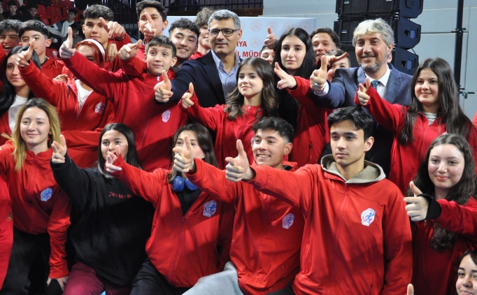 Milli atc Yusuf Dike, Ktahya'da sporculara malzeme datm trenine katld