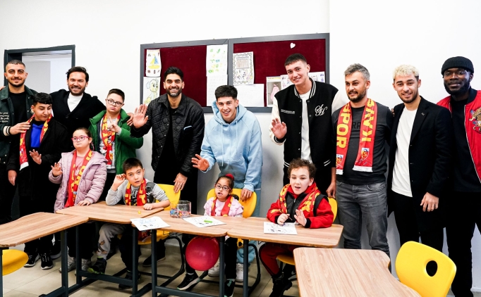 Kayserispor'da teknik heyet ile oyuncular, �zel e�itim okulunu ziyaret etti