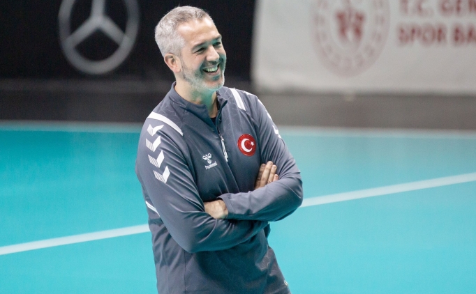 A Milli Kad�n Hentbol Tak�m�, yeni ba�antren�r� Montes ile ilk antrenman�n� ger�ekle�tirdi