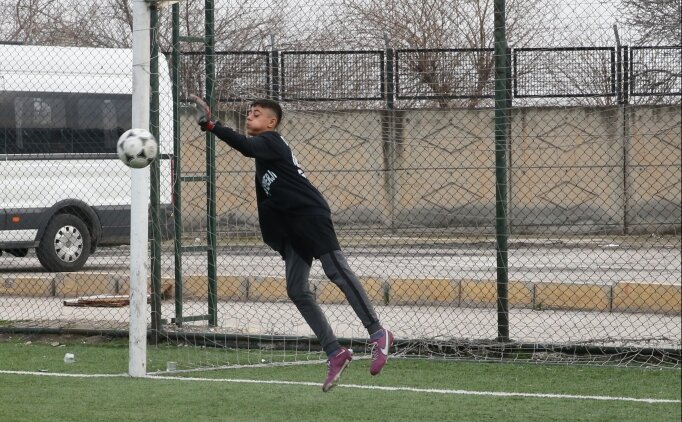 Kaybetti�i parmaklar�n�n �z�nt�s�n� futbolla unutmaya �al���yor