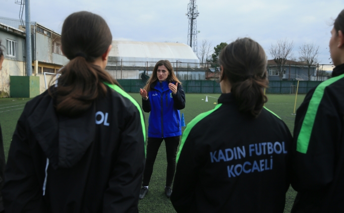 Yarm kalan hayalini futbolcu yetitirerek gerekletiriyor