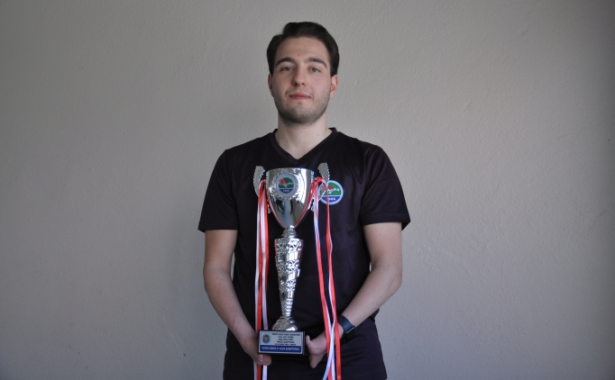 Para masa tenis�i Kerim, ara verdi�i spor hayat�na alt�n madalyayla d�nd�