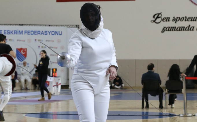 Eski milli eskrimci, 30 y�l ara verdi�i spora alt�n madalyayla d�nd�