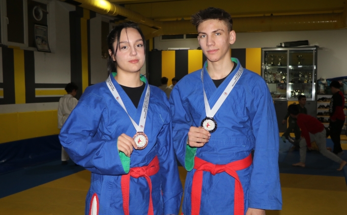 Sporcu karde�ler, milli formay� giyebilmek i�in ter d�k�yor