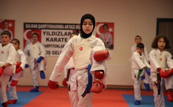 Diyetisyenin tavsiyesiyle karateye başlayan Dilara'nın hedefi milli forma