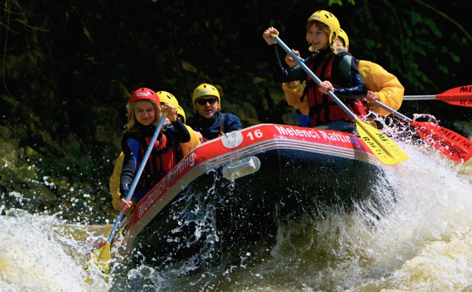 Düzce'de maceraseverler hafta sonunu rafting yaparak değerlendirdi