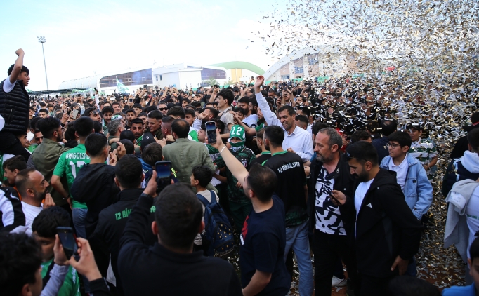 3. Lig'e yükselmeyi garantileyen 12 Bingölspor'dan coşkulu kutlama