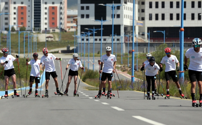 Olimpiyat oyunlar�na haz�rlanan milli kayakl� ko�ucular, Ardahan'da g�� depoluyor